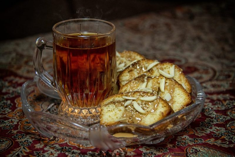چای در کنار شیرینی
