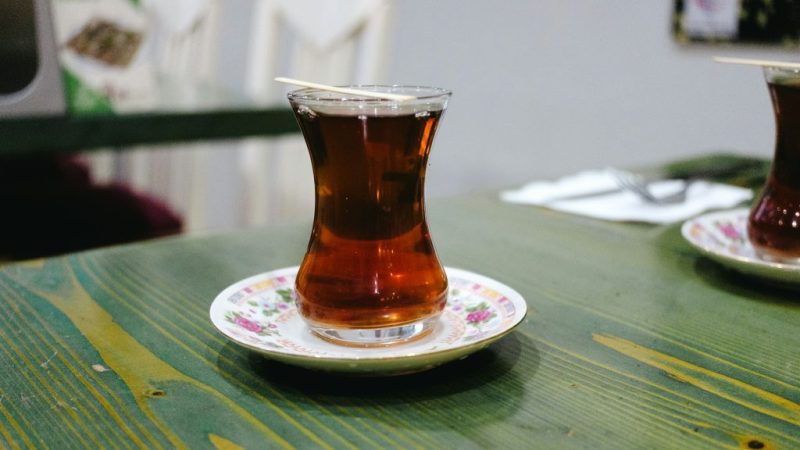 یک استکان کمر باریک چای ایرانی