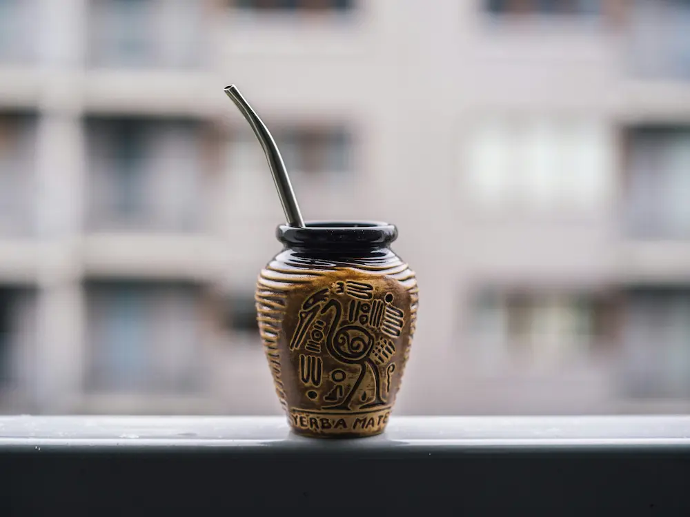 لیوان چای یربا ماته در صبح با کافئین برای بیداری و تمرکز