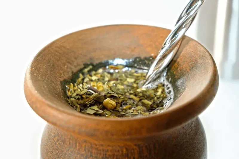 لیوان سفالی ماته از نزدیک با کافئین بالا امکان بی خوابی