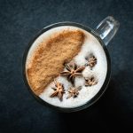 یک فنجان چای ماسالا با شیر و ادویه و بادیان ستاره ای