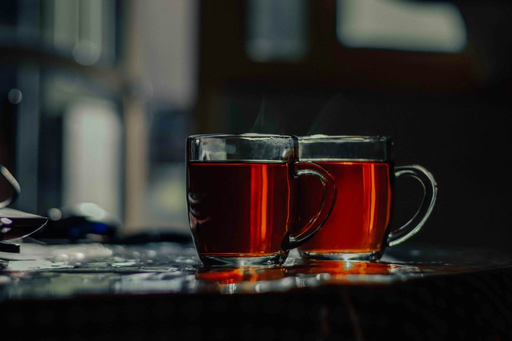دو لیوان چای پررنگ