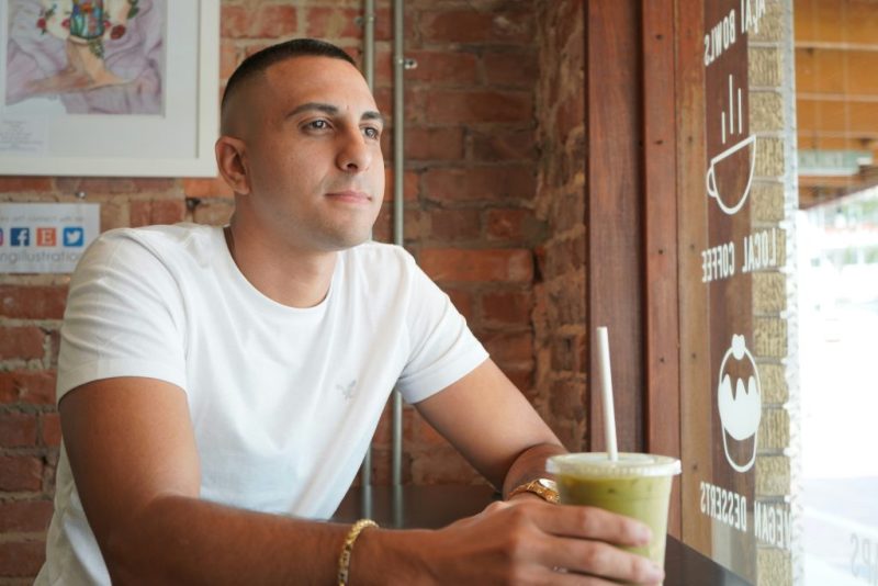 یک مرد جوان با نوشیدنی ماچای سبز برای چربی سوزی قبل از باشگاه