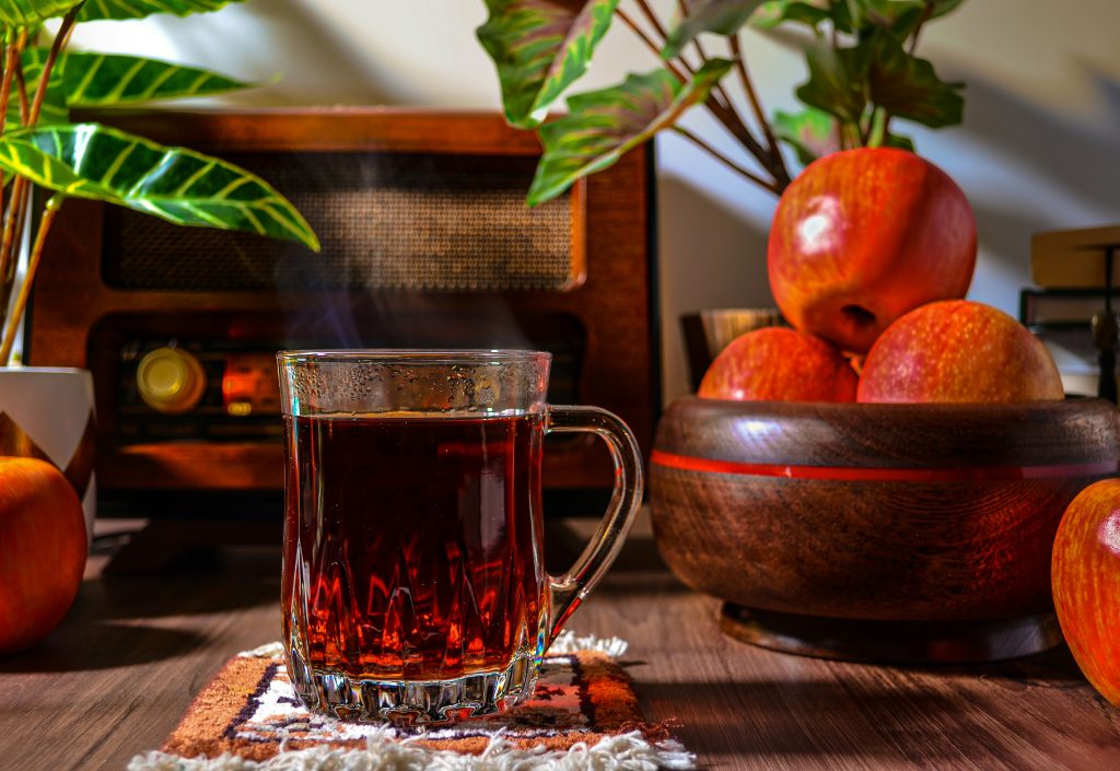 چای در کنار سیب