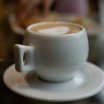 ماکیاتو در فنجان سفید از نزدیک