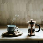 قهوه فرانسه با فرنچ پرس و فنجانی که بخار از آن بر می آید