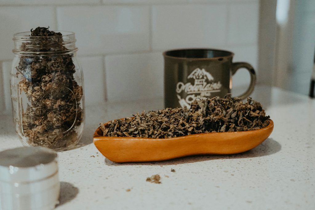 فنجان در کنار گیاه دارویی خشک