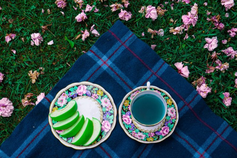 سیب سبز در کنار نوشیدنی 