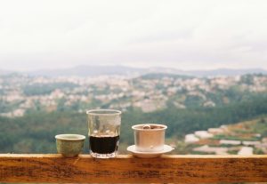 نوشیدنی های گرم روی لبه بالکن نمای کوه