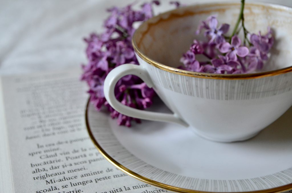 فنجان با گل های خشک اسطوخودوس