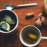 چای لیمو عسل دو مگ و یک قاشق چای خوری