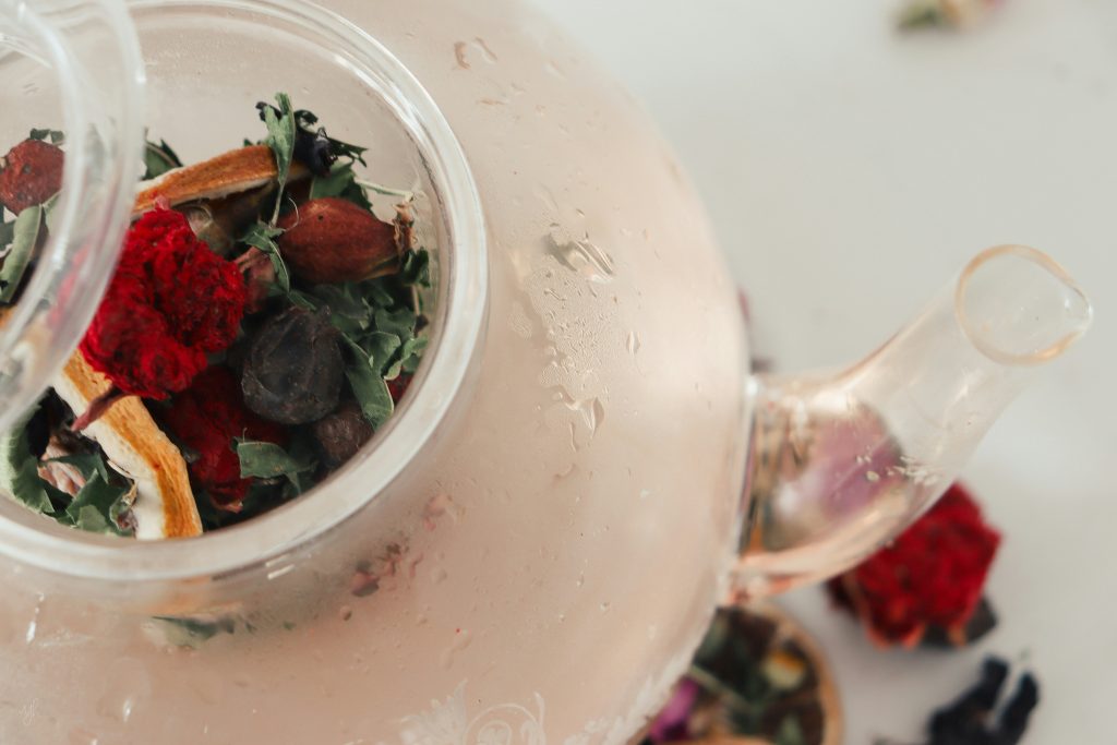 دمنوش در قوری شفاف