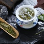 چای سبز در کنار قوری و فنجان