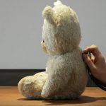 عروسک کودکی مریض شده و دکتر در حال معاینه