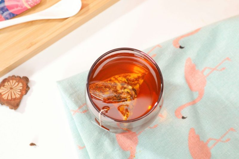 چای قرمز رویبوس در لیوان روی میز