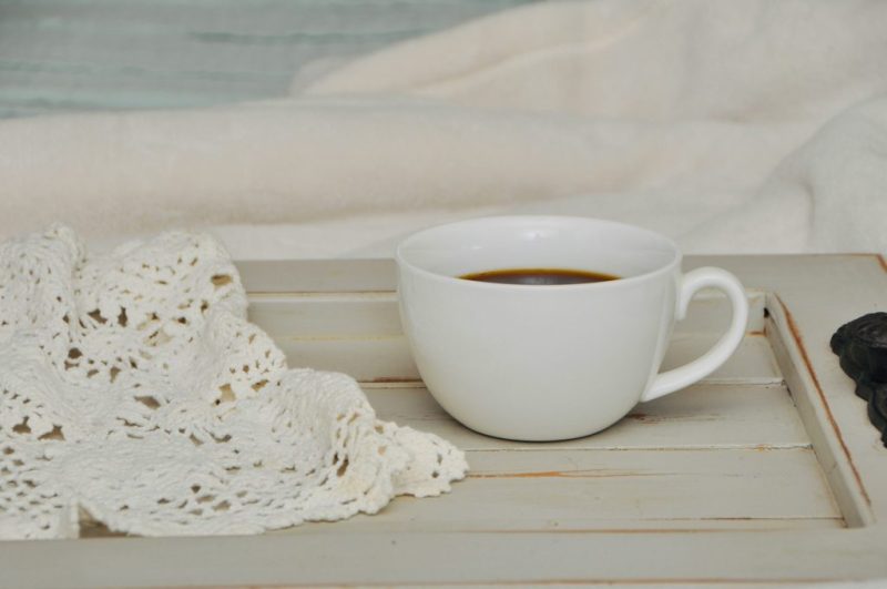 فنجان چای با رو میزی بافت ریز سفید