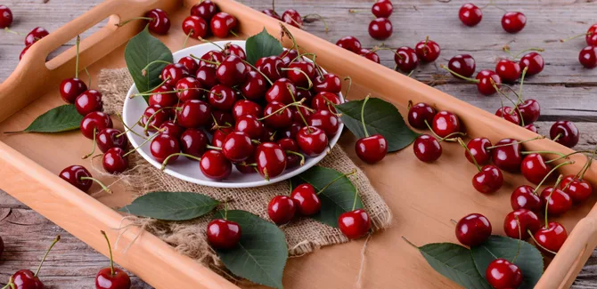 یک سینی چوبی پر از آلبالو