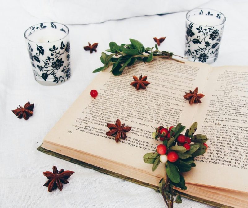 کتاب باز و بادیان ستاره ای و دو لیوان