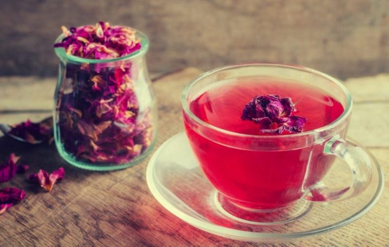 یک لیوان دمنوش گل رز و یک لیوان قنچه گل