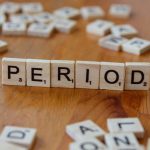 مهره های چوبی حروف الفبا با نوشته پریود روی میز