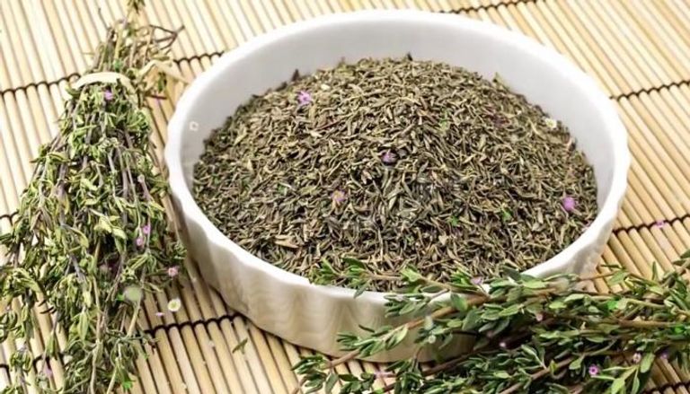 آویشن به صورت گیاه و دانه در ظرف