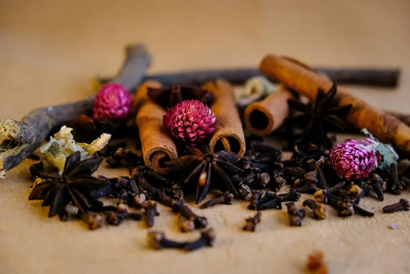 دارچین و ادویه ها و طعم دهنده ها