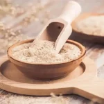 بارهنگ در کاسه با پیمانه چوبی