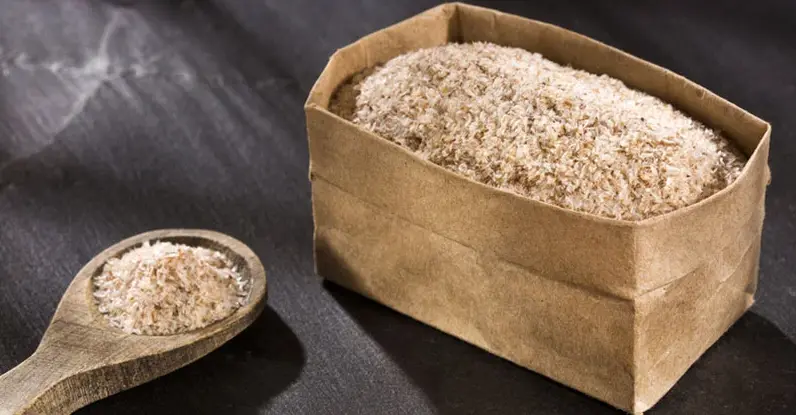 دانه های گیاهی در سبد و قاشق