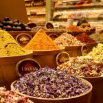 ادویه ماسالا و ادویه های تند هندی در بازارچه ای در هندوستان