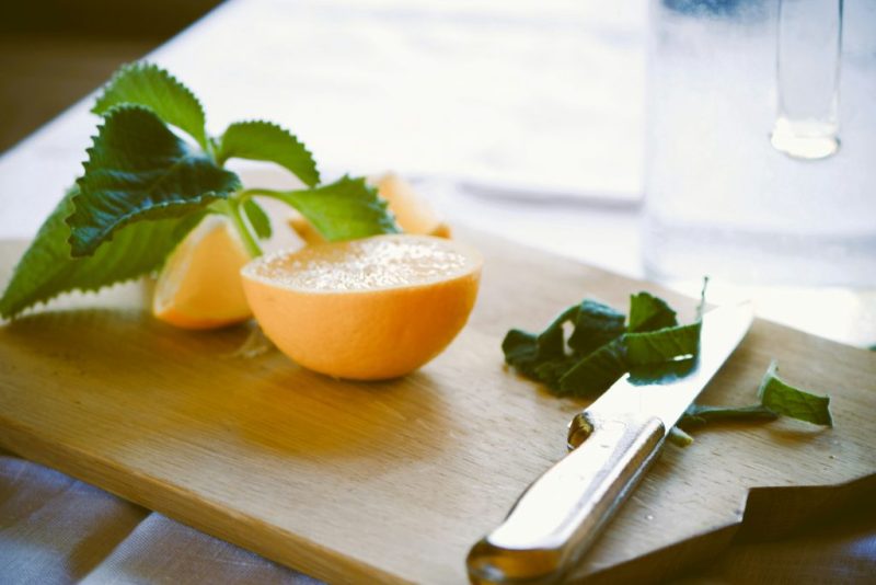 برش میوه و نعنا و تخته و کارد آشپزخانه