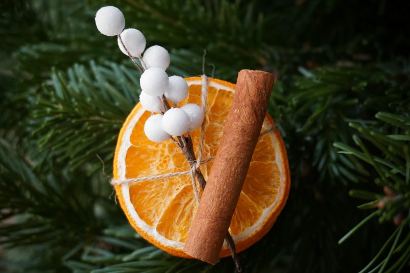 یک عدد چوب دارچین روی پرتقال