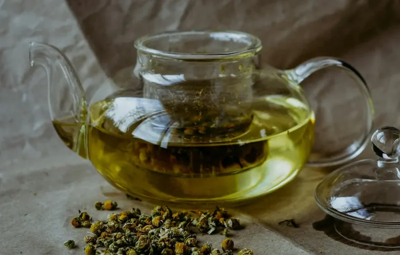 یک فوری چای بابونه با طبع گرم و خشک