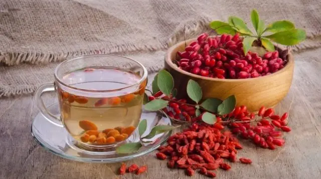 یک لیوان دمنوش زرشک تهیه شده از میوه تازه