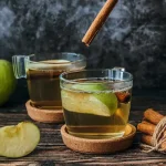 تهیه دمنوش سیب و دارچین بسیار مفید برای سرماخوردگی