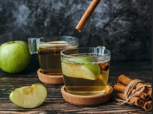 تهیه دمنوش سیب و دارچین بسیار مفید برای سرماخوردگی