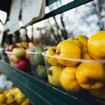 میوه ها کنار هم در ظرف های مختلف روی یک شلف