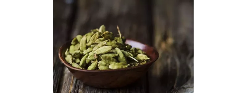 ظرف سنتی هل روی میز چوبی