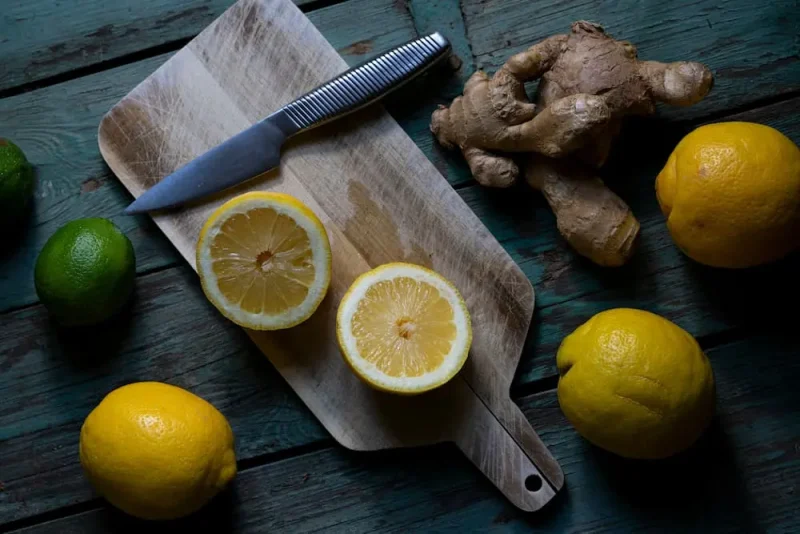 تهیه دمنوش زنجبیل با لیمو