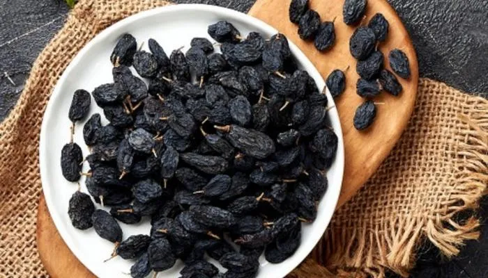 یک ظرف مویز سیاه درشت