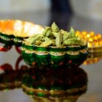 دانه های هل در یک ظرف سنتی مفید برای یبوست