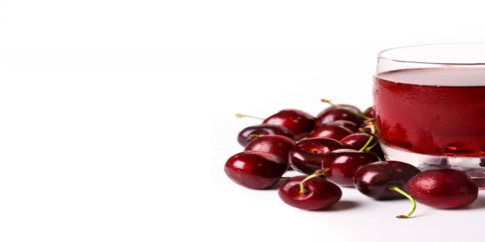 چای آلبالو در زمینه سفید