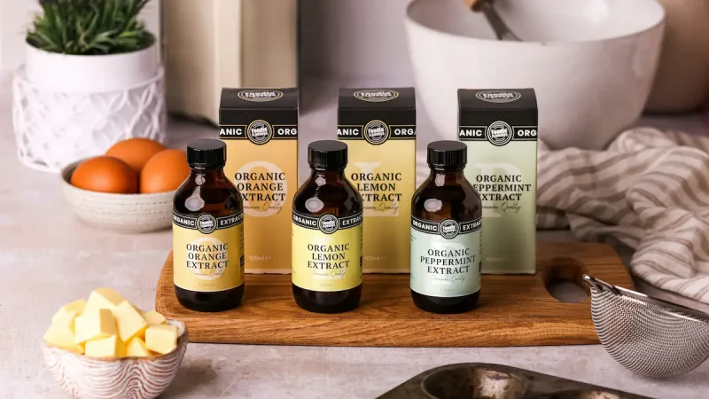 عرق گیاهان دارویی در شیشه