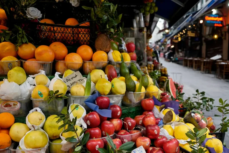 میوه فروشی بساط در بازار سنتی