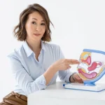 خانم رکتر در حال توضیح خواص زنجبیل برای گوارش