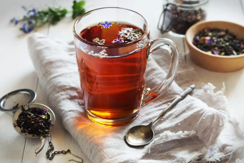یک لیوان چای گیاهی