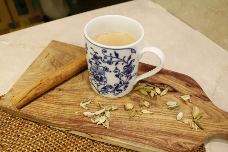 فنجان چای ماسالا با هل و دارچین