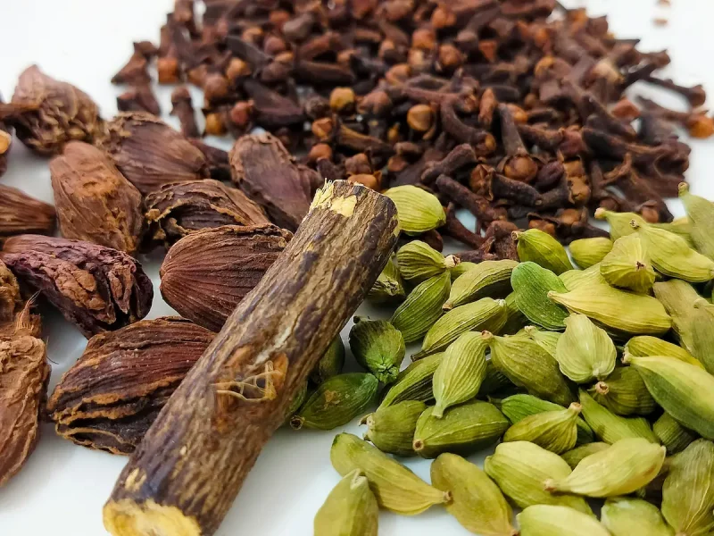 هل و ادویه های خشک دیگر
