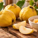 میوه به تازه، برشهای به و کاسه به پخته روی میز چوبی