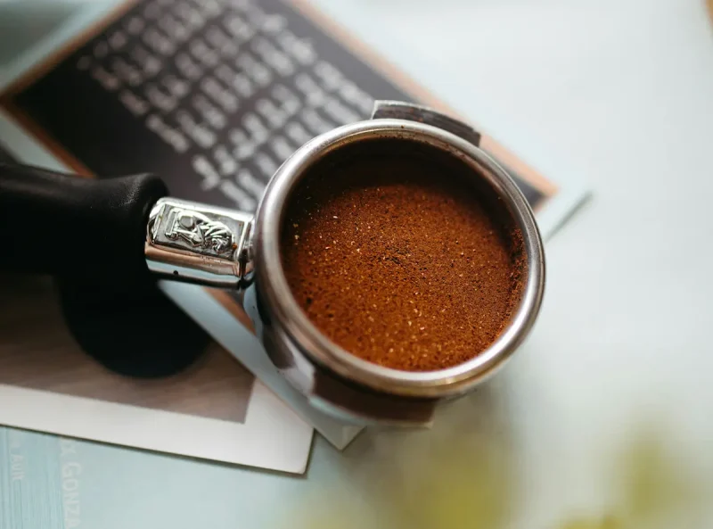 یک اسکوپ قهوه آسیاب شده درشت