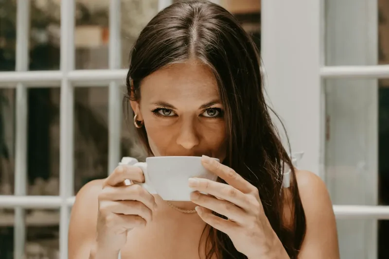 نوشیدن چای از فنجان چینی